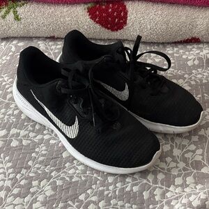 Nike Women's Black and White Athletic Shoes